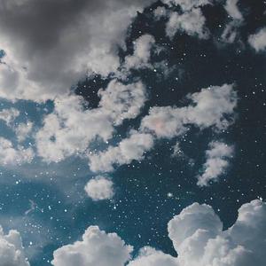 摸着小表妺的小屁股坐下
