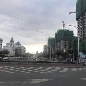 摸着小表妺的小屁股坐下
