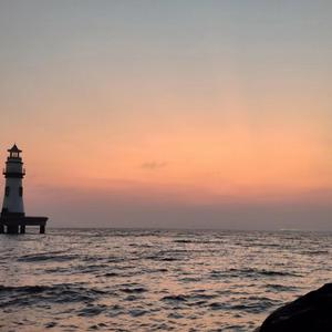 摸着小表妺的小屁股坐下
